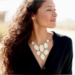 NWT STELLA & DOT Fiona Bib Necklace N374WH